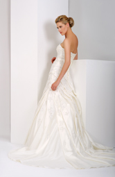 Combining satin and embroidered tulle, giving elegance and romance all in one.